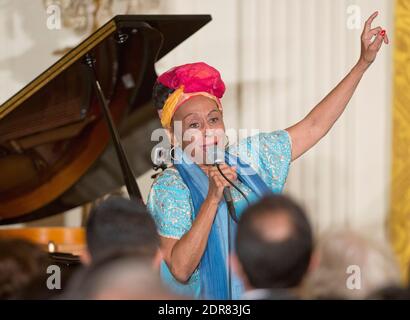 Omara Portuondo, membre du Club social Orquesta Buena Vista, un acte musical cubain, Se produit avant que le président américain Barack Obama fasse des remarques lors d'une réception pour le 25e anniversaire de l'Initiative de la Maison Blanche sur l'excellence éducative pour les Hispaniques dans la salle est de la Maison Blanche à Washington, DC, Etats-Unis, le jeudi 15 octobre 2015. C'était la première fois en plus d'un demi-siècle qu'un acte musical cubain se produit à la Maison Blanche. Photo de Ron Sachs/Pool/ABACAPRESS.COM Banque D'Images