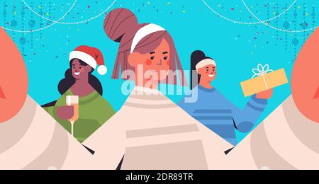 mixez les filles de course en prenant des photos de selfie sur des femmes d'appareil photo de smartphone avoir plaisir nouvel an noël célébration concept horizontal portrait illustration vectorielle Illustration de Vecteur