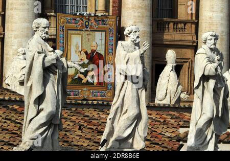 Le pape François a dirigé la première canonisation d'un couple marié lors d'une cérémonie sur la place Saint-Pierre au Vatican, le 18 octobre 2015. Louis Martin et Marie-Zelie Guerin Martin, qui vivaient en France au XIXe siècle, étaient les parents de Saint Thérèse de Lisieux, la religieuse française du XIXe siècle qui est l'une des figures les plus vénérables de l'Église. François a également canonisé Vincenzo Grossi, prêtre décédé en 1917 et qui a passé la plus grande partie de sa vie à aider les pauvres du nord de l'Italie, et María Isabel Salvat Romero, une religieuse espagnole du XXe siècle. La canonisation de Louis Martin et de Marie Azelie Guerin marqua le Th Banque D'Images