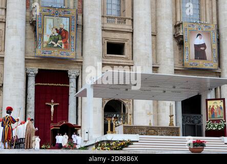 Le pape François a dirigé la première canonisation d'un couple marié lors d'une cérémonie sur la place Saint-Pierre au Vatican, le 18 octobre 2015. Louis Martin et Marie-Zelie Guerin Martin, qui vivaient en France au XIXe siècle, étaient les parents de Saint Thérèse de Lisieux, la religieuse française du XIXe siècle qui est l'une des figures les plus vénérables de l'Église. François a également canonisé Vincenzo Grossi, prêtre décédé en 1917 et qui a passé la plus grande partie de sa vie à aider les pauvres du nord de l'Italie, et María Isabel Salvat Romero, une religieuse espagnole du XXe siècle. La canonisation de Louis Martin et de Marie Azelie Guerin marqua le Th Banque D'Images