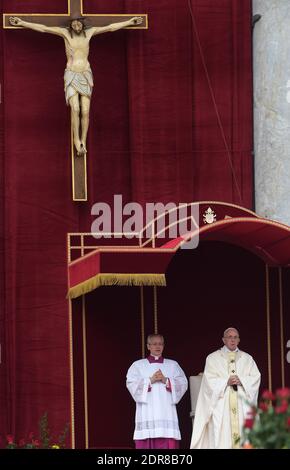Le pape François a dirigé la première canonisation d'un couple marié lors d'une cérémonie sur la place Saint-Pierre au Vatican, le 18 octobre 2015. Louis Martin et Marie-Zelie Guerin Martin, qui vivaient en France au XIXe siècle, étaient les parents de Saint Thérèse de Lisieux, la religieuse française du XIXe siècle qui est l'une des figures les plus vénérables de l'Église. François a également canonisé Vincenzo Grossi, prêtre décédé en 1917 et qui a passé la plus grande partie de sa vie à aider les pauvres du nord de l'Italie, et María Isabel Salvat Romero, une religieuse espagnole du XXe siècle. La canonisation de Louis Martin et de Marie Azelie Guerin marqua le Th Banque D'Images