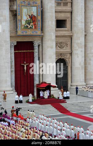 Le pape François a dirigé la première canonisation d'un couple marié lors d'une cérémonie sur la place Saint-Pierre au Vatican, le 18 octobre 2015. Louis Martin et Marie-Zelie Guerin Martin, qui vivaient en France au XIXe siècle, étaient les parents de Saint Thérèse de Lisieux, la religieuse française du XIXe siècle qui est l'une des figures les plus vénérables de l'Église. François a également canonisé Vincenzo Grossi, prêtre décédé en 1917 et qui a passé la plus grande partie de sa vie à aider les pauvres du nord de l'Italie, et María Isabel Salvat Romero, une religieuse espagnole du XXe siècle. La canonisation de Louis Martin et de Marie Azelie Guerin marqua le Th Banque D'Images