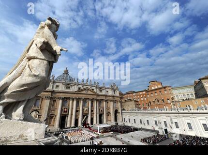 Le pape François a dirigé la première canonisation d'un couple marié lors d'une cérémonie sur la place Saint-Pierre au Vatican, le 18 octobre 2015. Louis Martin et Marie-Zelie Guerin Martin, qui vivaient en France au XIXe siècle, étaient les parents de Saint Thérèse de Lisieux, la religieuse française du XIXe siècle qui est l'une des figures les plus vénérables de l'Église. François a également canonisé Vincenzo Grossi, prêtre décédé en 1917 et qui a passé la plus grande partie de sa vie à aider les pauvres du nord de l'Italie, et María Isabel Salvat Romero, une religieuse espagnole du XXe siècle. La canonisation de Louis Martin et de Marie Azelie Guerin marqua le Th Banque D'Images