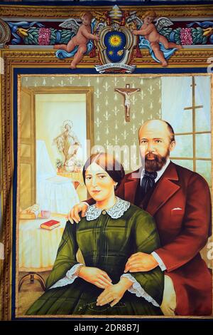 Le pape François a dirigé la première canonisation d'un couple marié lors d'une cérémonie sur la place Saint-Pierre au Vatican, le 18 octobre 2015. Louis Martin et Marie-Zelie Guerin Martin, qui vivaient en France au XIXe siècle, étaient les parents de Saint Thérèse de Lisieux, la religieuse française du XIXe siècle qui est l'une des figures les plus vénérables de l'Église. François a également canonisé Vincenzo Grossi, prêtre décédé en 1917 et qui a passé la plus grande partie de sa vie à aider les pauvres du nord de l'Italie, et María Isabel Salvat Romero, une religieuse espagnole du XXe siècle. La canonisation de Louis Martin et de Marie Azelie Guerin marqua le Th Banque D'Images