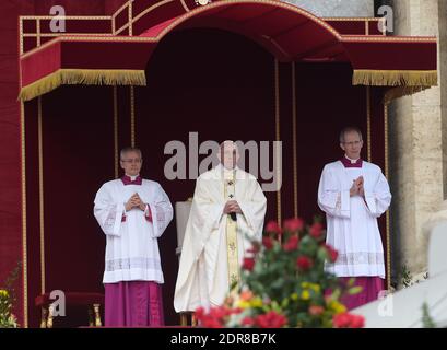 Le pape François a dirigé la première canonisation d'un couple marié lors d'une cérémonie sur la place Saint-Pierre au Vatican, le 18 octobre 2015. Louis Martin et Marie-Zelie Guerin Martin, qui vivaient en France au XIXe siècle, étaient les parents de Saint Thérèse de Lisieux, la religieuse française du XIXe siècle qui est l'une des figures les plus vénérables de l'Église. François a également canonisé Vincenzo Grossi, prêtre décédé en 1917 et qui a passé la plus grande partie de sa vie à aider les pauvres du nord de l'Italie, et María Isabel Salvat Romero, une religieuse espagnole du XXe siècle. La canonisation de Louis Martin et de Marie Azelie Guerin marqua le Th Banque D'Images