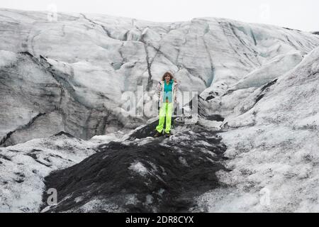 La première dame d'Islande Dorrit Moussaieff lors d'une visite du glacier rétréci de Solheimajokull en Islande le 16 octobre 2015. Hollande est allé faire l’expérience de première main des dégâts causés par le réchauffement climatique, avant la Conférence COP21 de décembre 2015 sur les changements climatiques à Paris. Photo de Jacques Witt/Pool/ABACAPRESS.COM Banque D'Images