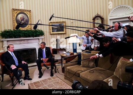 LE président AMÉRICAIN Barack Obama (R) rencontre la presse avant de tenir une réunion bilatérale avec le Premier ministre pakistanais Nawaz Sharif (L) dans le Bureau ovale de la Maison Blanche, à Washington, DC, le 22 octobre 2015. Photo par Aude Guerrucci/ Pool/ABACAPRESS.COM Banque D'Images