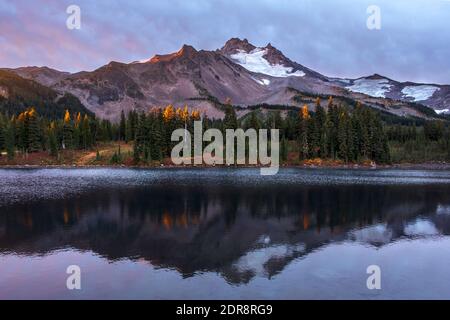 Lever du soleil au lac Scout pendant que le soleil du matin illumine le Pic du Mont Jefferson dans la région sauvage du Mont Jefferson en Oregon Banque D'Images