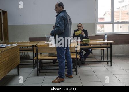 Les électeurs ont voté lors de la 26e élection générale dans un bureau de vote à Istanbul, en Turquie, le 01 novembre 2015. Plus de 54 millions d'électeurs turcs se dirigent dimanche vers les urnes dans le cadre d'une nouvelle élection peu concluante de juin. Le scrutin est le deuxième en seulement cinq mois, appelé après que le Parti de la justice et du développement (AKP) du président Recep Tayyip Erdogan ait été dépouillé de sa majorité parlementaire en juin pour la première fois en 13 ans et n'a pas réussi à former un gouvernement de coalition. Photo de Cansal/ABACAPRESS.COM Banque D'Images