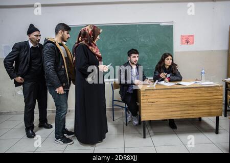 Les électeurs ont voté lors de la 26e élection générale dans un bureau de vote à Istanbul, en Turquie, le 01 novembre 2015. Plus de 54 millions d'électeurs turcs se dirigent dimanche vers les urnes dans le cadre d'une nouvelle élection peu concluante de juin. Le scrutin est le deuxième en seulement cinq mois, appelé après que le Parti de la justice et du développement (AKP) du président Recep Tayyip Erdogan ait été dépouillé de sa majorité parlementaire en juin pour la première fois en 13 ans et n'a pas réussi à former un gouvernement de coalition. Photo de Cansal/ABACAPRESS.COM Banque D'Images