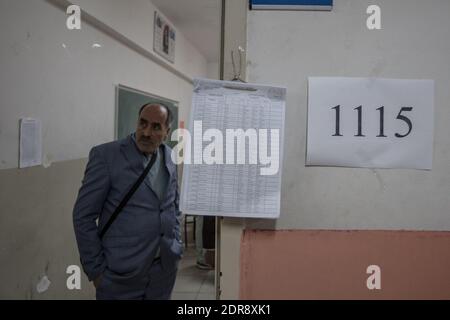 Les électeurs ont voté lors de la 26e élection générale dans un bureau de vote à Istanbul, en Turquie, le 01 novembre 2015. Plus de 54 millions d'électeurs turcs se dirigent dimanche vers les urnes dans le cadre d'une nouvelle élection peu concluante de juin. Le scrutin est le deuxième en seulement cinq mois, appelé après que le Parti de la justice et du développement (AKP) du président Recep Tayyip Erdogan ait été dépouillé de sa majorité parlementaire en juin pour la première fois en 13 ans et n'a pas réussi à former un gouvernement de coalition. Photo de Cansal/ABACAPRESS.COM Banque D'Images