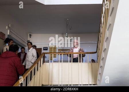 Les électeurs ont voté lors de la 26e élection générale dans un bureau de vote à Istanbul, en Turquie, le 01 novembre 2015. Plus de 54 millions d'électeurs turcs se dirigent dimanche vers les urnes dans le cadre d'une nouvelle élection peu concluante de juin. Le scrutin est le deuxième en seulement cinq mois, appelé après que le Parti de la justice et du développement (AKP) du président Recep Tayyip Erdogan ait été dépouillé de sa majorité parlementaire en juin pour la première fois en 13 ans et n'a pas réussi à former un gouvernement de coalition. Photo de Cansal/ABACAPRESS.COM Banque D'Images