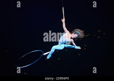 Des membres du Cirque du Soleil se sont présentés sur scène lors d'un avant-goût de « Amaluna » au Parc de Bagatelle le 4 novembre 2015 à Paris, France. Photo de Laurent Zabulon/ABACAPRESS.COM Banque D'Images