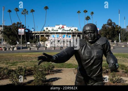 Los Angeles, Californie, États-Unis. 20 décembre 2020. Une statue de Jackie Robinson dans un uniforme de football est vu à l'extérieur du Rose Bowl Stadium dimanche, 20 décembre 2020, à Pasadena, en Californie. Crédit: Ringo Chiu/ZUMA Wire/Alay Live News Banque D'Images