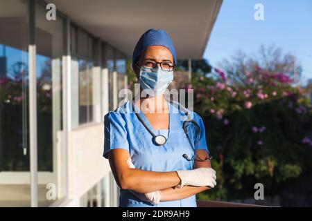 Femme hispanique médecin avec masque facial dans un hôpital en latin Amérique Banque D'Images