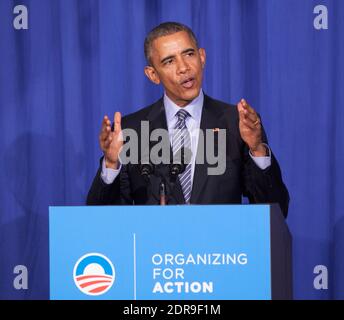 LE président AMÉRICAIN Barack Obama fait des remarques lors d'un dîner d'organisation pour l'action. L'organisation pour l'action est un projet d'organisation communautaire qui soutient les politiques du président Obama. Washington, DC, États-Unis, 9 novembre 2015. Photo de Chris Kleponis/Pool/ABACAPRESS.COM Banque D'Images