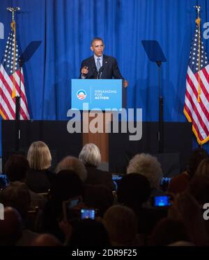 LE président AMÉRICAIN Barack Obama fait des remarques lors d'un dîner d'organisation pour l'action. L'organisation pour l'action est un projet d'organisation communautaire qui soutient les politiques du président Obama. Washington, DC, États-Unis, 9 novembre 2015. Photo de Chris Kleponis/Pool/ABACAPRESS.COM Banque D'Images