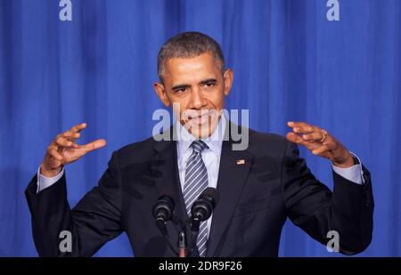 LE président AMÉRICAIN Barack Obama fait des remarques lors d'un dîner d'organisation pour l'action. L'organisation pour l'action est un projet d'organisation communautaire qui soutient les politiques du président Obama. Washington, DC, États-Unis, 9 novembre 2015. Photo de Chris Kleponis/Pool/ABACAPRESS.COM Banque D'Images