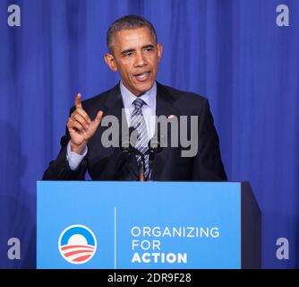 LE président AMÉRICAIN Barack Obama fait des remarques lors d'un dîner d'organisation pour l'action. L'organisation pour l'action est un projet d'organisation communautaire qui soutient les politiques du président Obama. Washington, DC, États-Unis, 9 novembre 2015. Photo de Chris Kleponis/Pool/ABACAPRESS.COM Banque D'Images