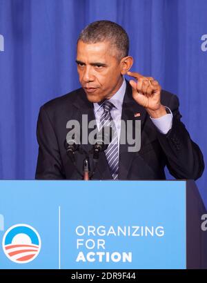 LE président AMÉRICAIN Barack Obama fait des remarques lors d'un dîner d'organisation pour l'action. L'organisation pour l'action est un projet d'organisation communautaire qui soutient les politiques du président Obama. Washington, DC, États-Unis, 9 novembre 2015. Photo de Chris Kleponis/Pool/ABACAPRESS.COM Banque D'Images