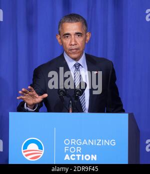 LE président AMÉRICAIN Barack Obama fait des remarques lors d'un dîner d'organisation pour l'action. L'organisation pour l'action est un projet d'organisation communautaire qui soutient les politiques du président Obama. Washington, DC, États-Unis, 9 novembre 2015. Photo de Chris Kleponis/Pool/ABACAPRESS.COM Banque D'Images