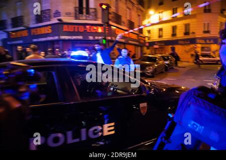 Des policiers prennent des mesures de sécurité autour de la salle de concert Bataclan (près de la place de la République) à Paris, en France, le 13 novembre 2015, après des fusillades et des explosions meurtrières dans plusieurs quartiers de Paris. Les médias français ont cité la police pour avoir déclaré vendredi dernier qu'environ 100 personnes étaient mortes seules lors d'une bataille au centre artistique de Bataclan et que deux hommes armés auraient également été tués. Photo de David Lefevre/ABACAPRESS.COM Banque D'Images