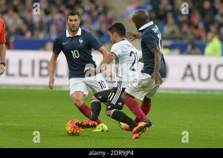 André-Pierre Gignac, de France, affronte Ilkay Gundogan, de l'Allemagne, lors du match international de football, France contre Allemagne, au Stade de France à Saint-Denis, banlieue de Paris, France, le 13 novembre 2015. La France a gagné 2-0. Photo de Henri Szwarc/ABACAPRESS.COM Banque D'Images