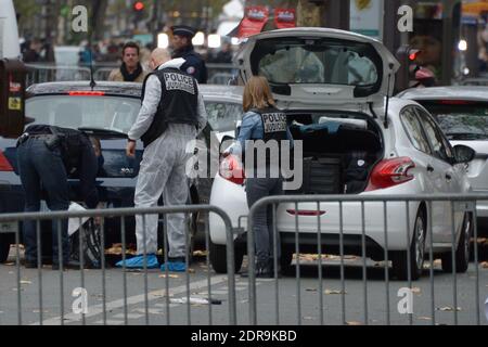 Atmpospici autour de la salle de concert Bataclan, Paris un des lieux des attaques dans la capitale française qui sont craints d'avoir tué environ 127 personnes. Un état d'urgence a été déclaré en France après une nuit d'horreur dans la capitale. Paris, France, le 14 novembre 2015. Photo de Henri Szwarc/ABACAPRESS.COM Banque D'Images