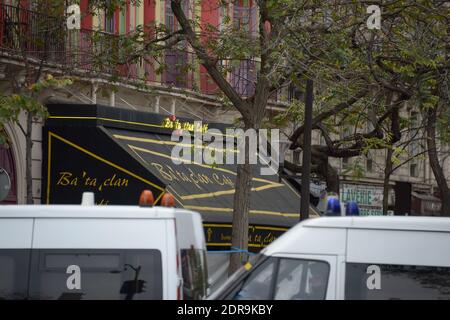 Atmpospici autour de la salle de concert Bataclan, Paris un des lieux des attaques dans la capitale française qui sont craints d'avoir tué environ 127 personnes. Un état d'urgence a été déclaré en France après une nuit d'horreur dans la capitale. Paris, France, le 14 novembre 2015. Photo de Henri Szwarc/ABACAPRESS.COM Banque D'Images