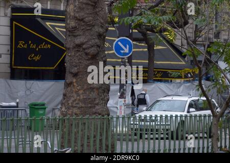 Atmpospici autour de la salle de concert Bataclan, Paris un des lieux des attaques dans la capitale française qui sont craints d'avoir tué environ 127 personnes. Un état d'urgence a été déclaré en France après une nuit d'horreur dans la capitale. Paris, France, le 14 novembre 2015. Photo de Henri Szwarc/ABACAPRESS.COM Banque D'Images