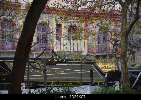 Atmpospici autour de la salle de concert Bataclan, Paris un des lieux des attaques dans la capitale française qui sont craints d'avoir tué environ 127 personnes. Un état d'urgence a été déclaré en France après une nuit d'horreur dans la capitale. Paris, France, le 14 novembre 2015. Photo de Henri Szwarc/ABACAPRESS.COM Banque D'Images