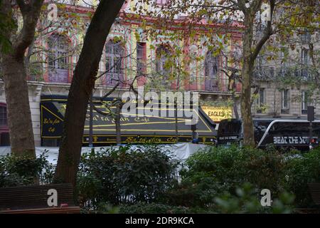 Atmpospici autour de la salle de concert Bataclan, Paris un des lieux des attaques dans la capitale française qui sont craints d'avoir tué environ 127 personnes. Un état d'urgence a été déclaré en France après une nuit d'horreur dans la capitale. Paris, France, le 14 novembre 2015. Photo de Henri Szwarc/ABACAPRESS.COM Banque D'Images