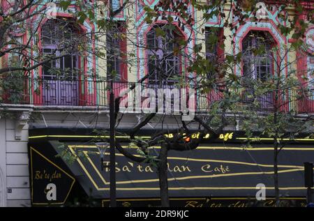 Des gens laissent des fleurs le long d'un cordon ferroviaire près du théâtre Bataclan dans le 11ème arrondissement de Paris le 14 novembre 2015, au moins 129 personnes ont été tuées et 352 autres blessées -- 99 d'entre elles dans un état critique -- après les attaques terroristes à Paris le 13 novembre. Photo de Somer/ABACAPRESS.COM Banque D'Images