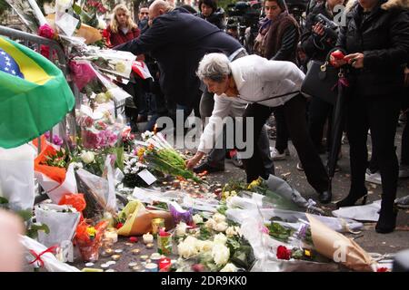 Des gens laissent des fleurs le long d'un cordon ferroviaire près du théâtre Bataclan dans le 11ème arrondissement de Paris le 14 novembre 2015, au moins 129 personnes ont été tuées et 352 autres blessées -- 99 d'entre elles dans un état critique -- après les attaques terroristes à Paris le 13 novembre. Photo de Somer/ABACAPRESS.COM Banque D'Images