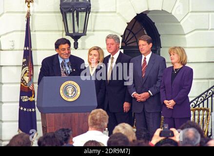 Le chef de cabinet de la Maison Blanche, Leon Panetta, accueille les Clintons et les Gores à la Maison Blanche à Washington, DC, Etats-Unis, après leur réélection victoire le 6 novembre 1996. De gauche à droite : Panetta ; la première dame Hillary Rodham Clinton, le président des États-Unis Bill Clinton, le vice-président des États-Unis Al Gore et Tipper Gore. Photo de Ron Sachs/CNP/ABACAPRESS.COM Banque D'Images