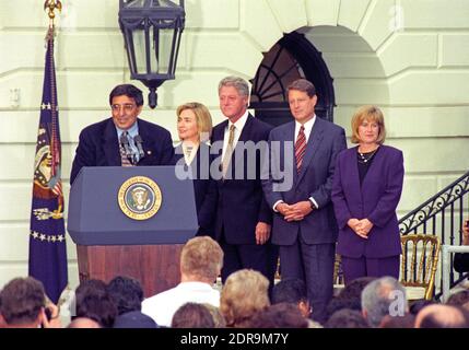 Le chef de cabinet de la Maison Blanche, Leon Panetta, accueille les Clintons et les Gores à la Maison Blanche à Washington, DC, Etats-Unis, après leur réélection victoire le 6 novembre 1996. De gauche à droite : Panetta ; la première dame Hillary Rodham Clinton, le président des États-Unis Bill Clinton, le vice-président des États-Unis Al Gore et Tipper Gore. Photo de Ron Sachs/CNP/ABACAPRESS.COM Banque D'Images