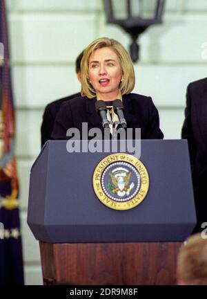 La première dame Hillary Rodham Clinton remercie les partisans et le personnel du retour triomphant des Clintons et Gores à la Maison Blanche à Washington, DC, Etats-Unis, après leur victoire de réélection le 6 novembre 1996. Photo de Ron Sachs/CNP/ABACAPRESS.COM Banque D'Images