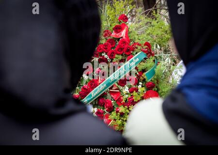 Le 16 novembre 2015, les amateurs de tourniers paient leurs respects près du Bataclan, dans le 11ème arrondissement de Paris, en France. Comme la France observe trois jours de deuil national, les membres du public continuent de rendre hommage aux victimes des attaques meurtrières de vendredi. Au moins 132 personnes ont été tuées et 352 autres blessées, dont 99 dans un état critique après les attentats terroristes du 13 novembre à Paris. Photo de Audrey Poree/ABACAPRESS.COM Banque D'Images