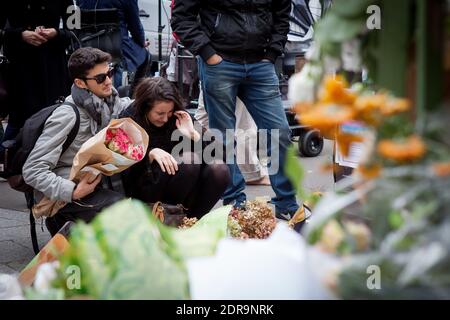 Le 16 novembre 2015, les amateurs de tourniers paient leurs respects près du Bataclan, dans le 11ème arrondissement de Paris, en France. Comme la France observe trois jours de deuil national, les membres du public continuent de rendre hommage aux victimes des attaques meurtrières de vendredi. Au moins 132 personnes ont été tuées et 352 autres blessées, dont 99 dans un état critique après les attentats terroristes du 13 novembre à Paris. Photo de Audrey Poree/ABACAPRESS.COM Banque D'Images