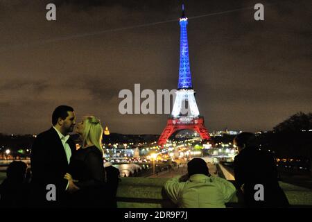 En hommage aux victimes des attentats terroristes de Paris, la tour Eiffel est illuminée par les couleurs du drapeau français, bleu, blanc et rouge, à Paris, en France, le 16 novembre 2015. Le monument porte également la devise de la ville « Fluctuat NEC Mergitur » (« il est jeté par les vagues, mais ne s'enfonce pas »). Les attaques terroristes de vendredi ont tué 129 personnes et en ont blessé 352 autres. Photo d'Aurore Marechal/ABACAPRESS.COM Banque D'Images