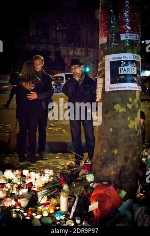 Le 16 novembre 2015, les amateurs de tourniers paient leurs respects près du Bataclan, dans le 11ème arrondissement de Paris, en France. Comme la France observe trois jours de deuil national, les membres du public continuent de rendre hommage aux victimes des attaques meurtrières de vendredi. Au moins 129 personnes ont été tuées et 352 autres blessées, dont 99 dans un état critique après les attentats terroristes du 13 novembre à Paris. Photo de Audrey Poree/ABACAPRESS.COM Banque D'Images