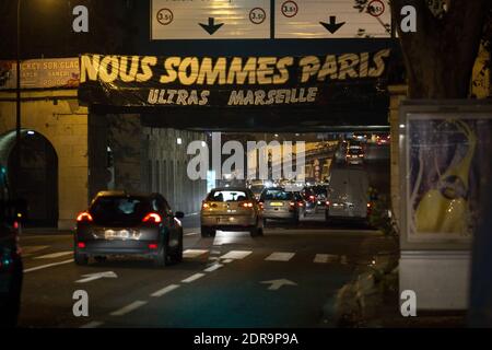 Les gens se rassemblent au Vieux Port de Marseille, au sud de la France, le 16 novembre 2015 pour rendre compte aux victimes d'une série d'attaques terroristes à Paris dans la nuit du 13 au 14 novembre, faisant 129 morts et 352 blessés. Photo de Franck Bessiere/ABACAPRESS.COM Banque D'Images