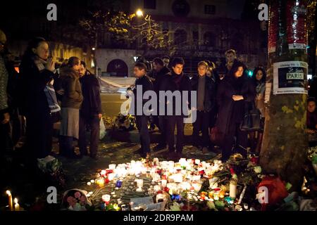 Le 16 novembre 2015, les amateurs de tourniers paient leurs respects près du Bataclan, dans le 11ème arrondissement de Paris, en France. Comme la France observe trois jours de deuil national, les membres du public continuent de rendre hommage aux victimes des attaques meurtrières de vendredi. Au moins 129 personnes ont été tuées et 352 autres blessées, dont 99 dans un état critique après les attentats terroristes du 13 novembre à Paris. Photo de Audrey Poree/ABACAPRESS.COM Banque D'Images