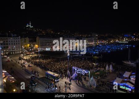 Les gens se rassemblent au Vieux Port de Marseille, au sud de la France, le 16 novembre 2015 pour rendre compte aux victimes d'une série d'attaques terroristes à Paris dans la nuit du 13 au 14 novembre, faisant 129 morts et 352 blessés. Photo de Franck Bessiere/ABACAPRESS.COM Banque D'Images