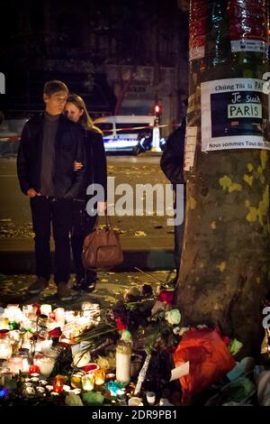 Le 16 novembre 2015, les amateurs de tourniers paient leurs respects près du Bataclan, dans le 11ème arrondissement de Paris, en France. Comme la France observe trois jours de deuil national, les membres du public continuent de rendre hommage aux victimes des attaques meurtrières de vendredi. Au moins 129 personnes ont été tuées et 352 autres blessées, dont 99 dans un état critique après les attentats terroristes du 13 novembre à Paris. Photo de Audrey Poree/ABACAPRESS.COM Banque D'Images