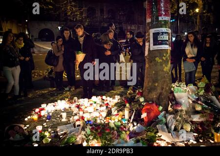 Le 16 novembre 2015, les amateurs de tourniers paient leurs respects près du Bataclan, dans le 11ème arrondissement de Paris, en France. Comme la France observe trois jours de deuil national, les membres du public continuent de rendre hommage aux victimes des attaques meurtrières de vendredi. Au moins 129 personnes ont été tuées et 352 autres blessées, dont 99 dans un état critique après les attentats terroristes du 13 novembre à Paris. Photo de Audrey Poree/ABACAPRESS.COM Banque D'Images