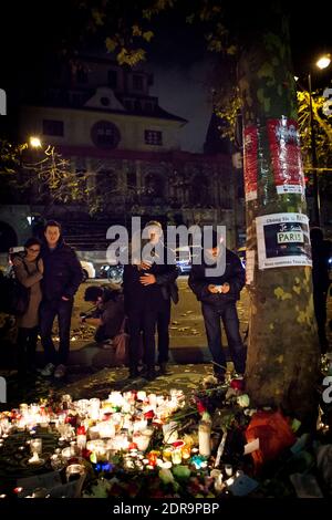 Le 16 novembre 2015, les amateurs de tourniers paient leurs respects près du Bataclan, dans le 11ème arrondissement de Paris, en France. Comme la France observe trois jours de deuil national, les membres du public continuent de rendre hommage aux victimes des attaques meurtrières de vendredi. Au moins 129 personnes ont été tuées et 352 autres blessées, dont 99 dans un état critique après les attentats terroristes du 13 novembre à Paris. Photo de Audrey Poree/ABACAPRESS.COM Banque D'Images