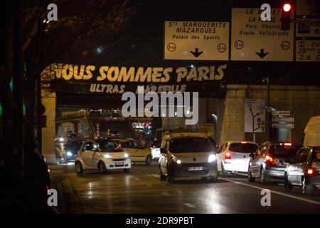 Les gens se rassemblent au Vieux Port de Marseille, au sud de la France, le 16 novembre 2015 pour rendre compte aux victimes d'une série d'attaques terroristes à Paris dans la nuit du 13 au 14 novembre, faisant 129 morts et 352 blessés. Photo de Franck Bessiere/ABACAPRESS.COM Banque D'Images