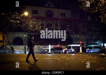 Le 16 novembre 2015, les amateurs de tourniers paient leurs respects près du Bataclan, dans le 11ème arrondissement de Paris, en France. Comme la France observe trois jours de deuil national, les membres du public continuent de rendre hommage aux victimes des attaques meurtrières de vendredi. Au moins 129 personnes ont été tuées et 352 autres blessées, dont 99 dans un état critique après les attentats terroristes du 13 novembre à Paris. Photo de Audrey Poree/ABACAPRESS.COM Banque D'Images