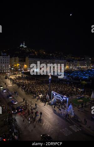 Les gens se rassemblent au Vieux Port de Marseille, au sud de la France, le 16 novembre 2015 pour rendre compte aux victimes d'une série d'attaques terroristes à Paris dans la nuit du 13 au 14 novembre, faisant 129 morts et 352 blessés. Photo de Franck Bessiere/ABACAPRESS.COM Banque D'Images